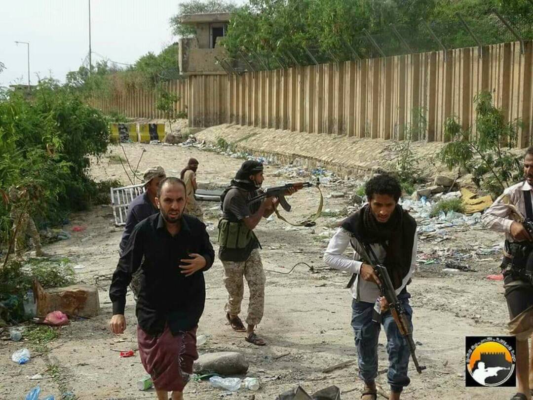 الجيش اليمني يطهر محيط القصر الجمهوري ويحرر معسكر التشريفات في تعز