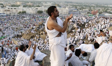 الوقوف بعرفة ركن من أركان الحج لايتم النسك إلا به