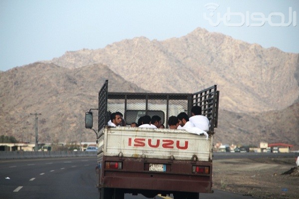 بالصور.. ممارسات خطيرة لنقل معتمرين مخالفين إلى مكة