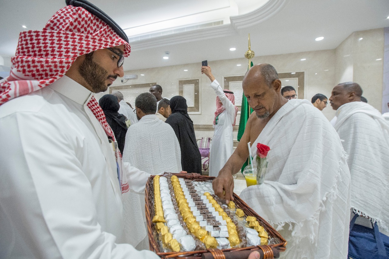 بالصور.. استقبال الحجاج السودانيين من ضيوف الملك بماء زمزم والقهوة العربية
