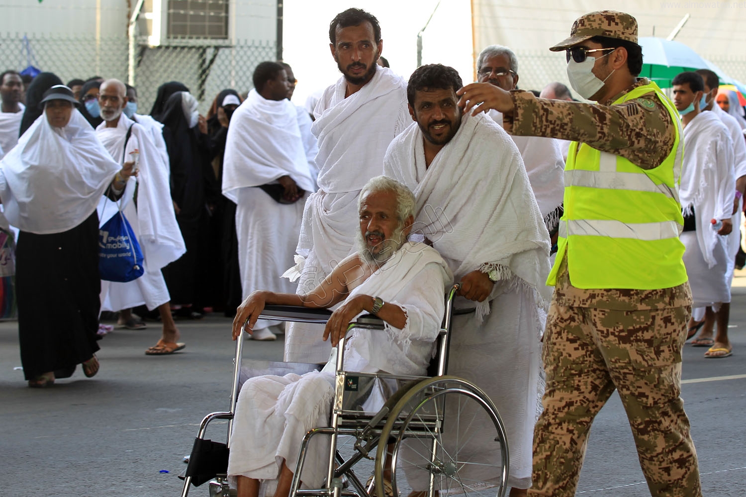 شاهد لقطات لضيوف الرحمن خلال توجههم إلى صعيد عرفات