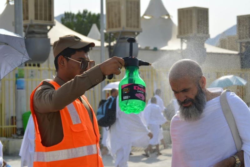 الحجاج يروون عطشهم ويبردون أجسادهم في الطريق إلى منى ‫(332918084)‬ ‫‬