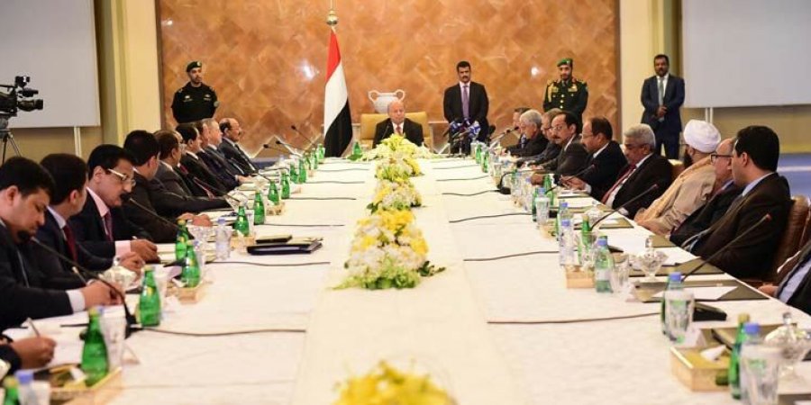 الحكومة اليمنية تُرحّب بأفكار اجتماع “التعاون” وأمريكا وبريطانيا بجدة
