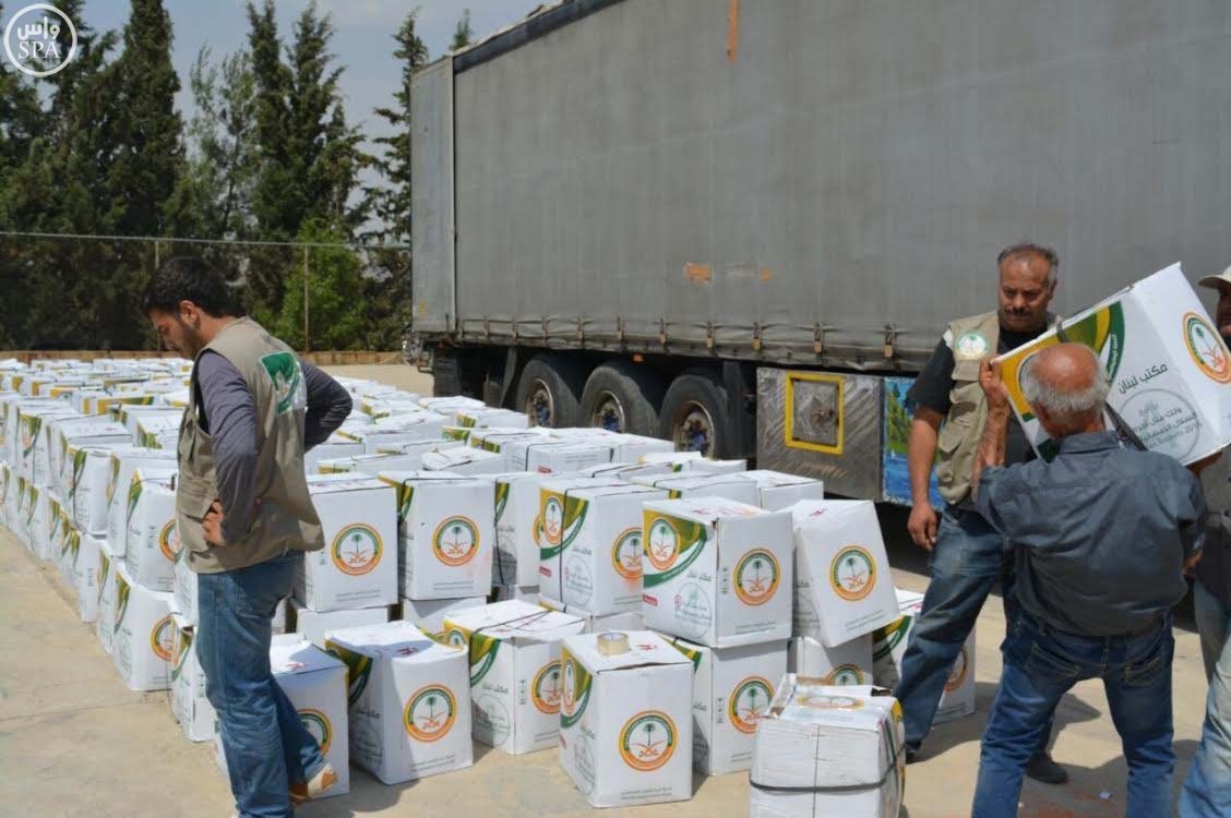 الحملة الوطنية السعودية تواصل توزيع وجبات إفطار الصائم و الطرود الغذائية الرمضانية على اللاجئين السوريين (1)