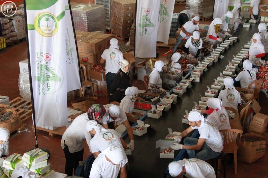 الحملة الوطنية السعودية تواصل توزيع وجبات إفطار الصائم و الطرود الغذائية الرمضانية على اللاجئين السوريين (2)