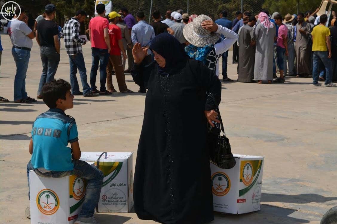 الحملة الوطنية السعودية تواصل توزيع وجبات إفطار الصائم و الطرود الغذائية الرمضانية على اللاجئين السوريين (3)