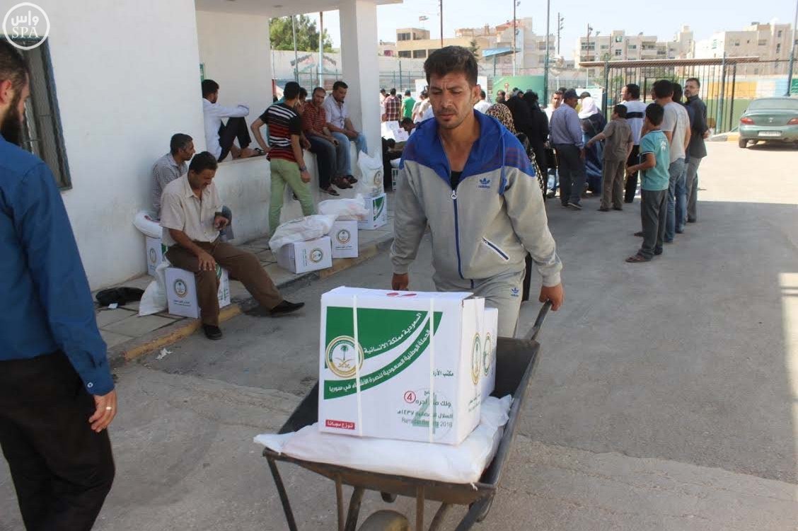 الحملة الوطنية السعودية تواصل توزيع وجبات إفطار الصائم و الطرود الغذائية الرمضانية على اللاجئين السوريين (7)