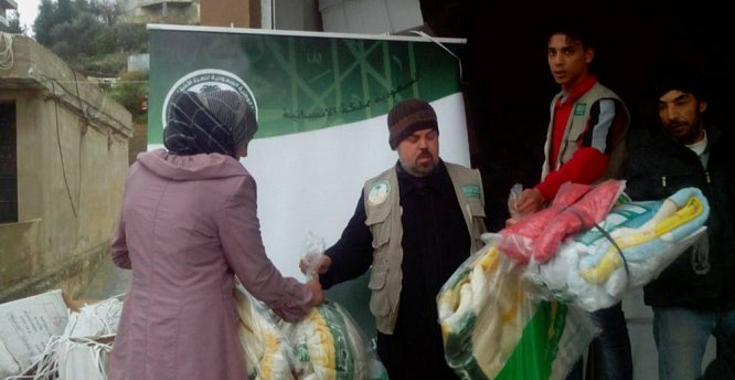 الحملة السعودية توزّع 12 ألف قطعة شتوية على اللاجئين السوريين بشمال لبنان