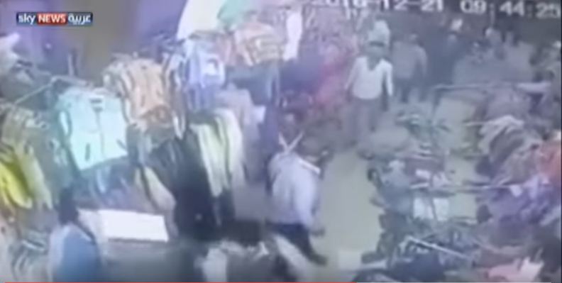 بالفيديو.. الحوثيون يدمّرون محلًا رفض دفع الإتاوة