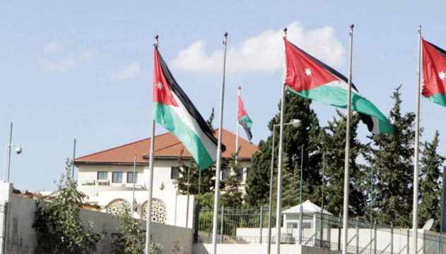 الأردن يخفض تمثيله الدبلوماسي مع قطر ويلغي ترخيص الجزيرة