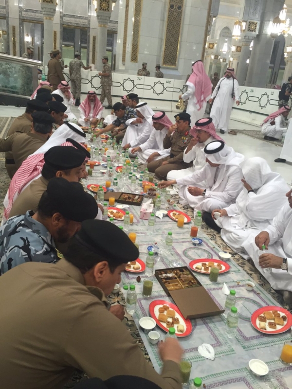 الد الفيصل يتناول الإفطار مع مسؤولي الحرم ‫(1)‬
