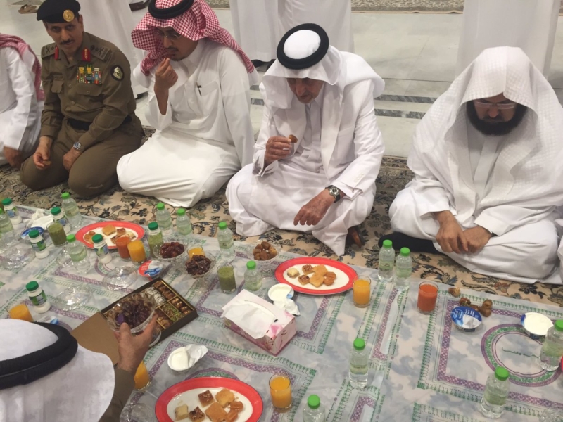 الد الفيصل يتناول الإفطار مع مسؤولي الحرم ‫(1)‬ ‫‬