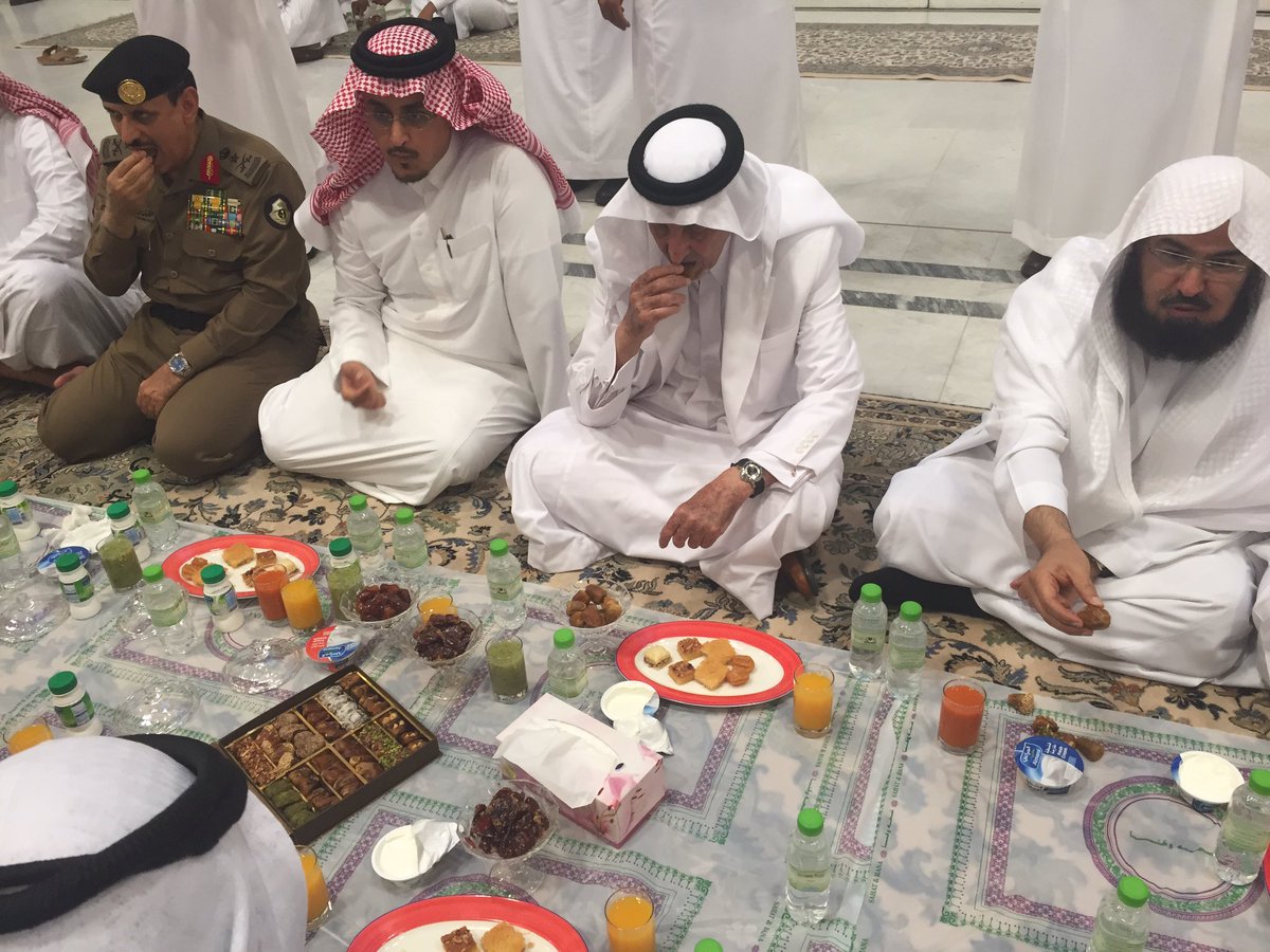 بالصور.. خالد الفيصل يتناول اﻹِفْطار مع مسؤولي الحرم