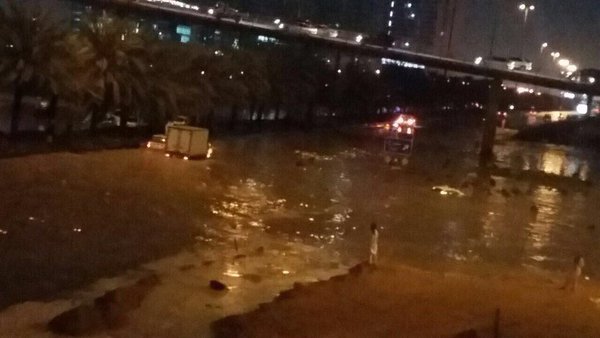 وقف الحركة بالدائري الشرقي بـ #الرياض بسبب الأمطار