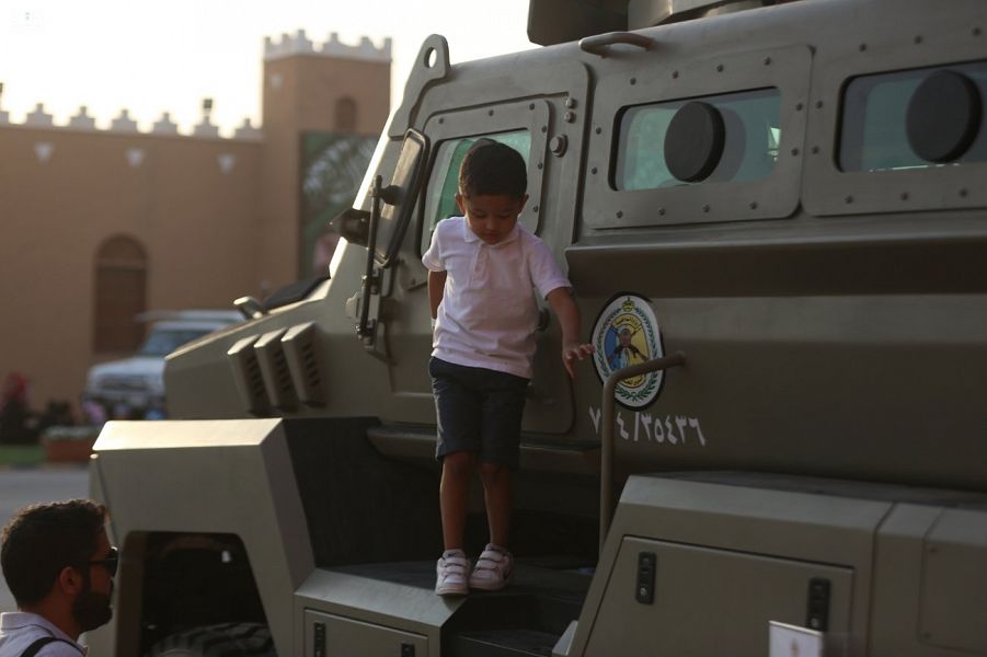 بالصور.. الأطفال يحاكون مهام الداخلية في الجنادرية