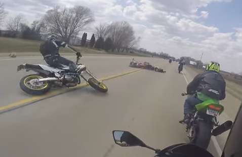 شاهد.. كلب يتسبب بحادث مؤلم لقائد دراجة نارية على الطريق السريع