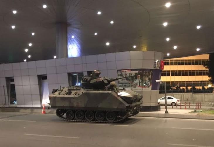 الدبابات تحاصر مطار اتاتورك وأردوغان يدعو للتظاهر