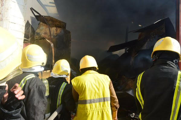 المدني يخمد حريقًا بمستودع بسطح عمارة بالدمام.. ويباشر أخر بمطعم في جدة