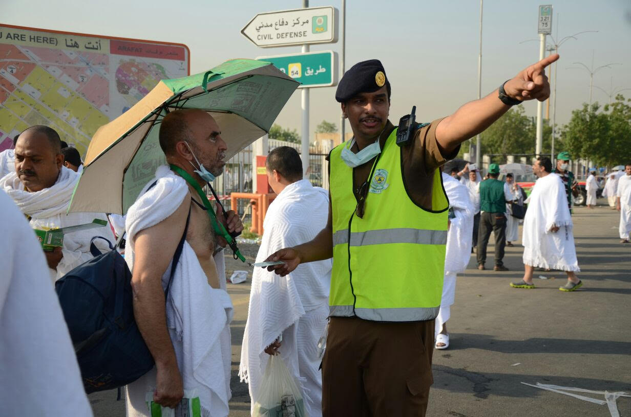 بجانب عملهم.. رجال الدفاع المدنيّ يستابقون لمُساعدة الحجاج في عرفة