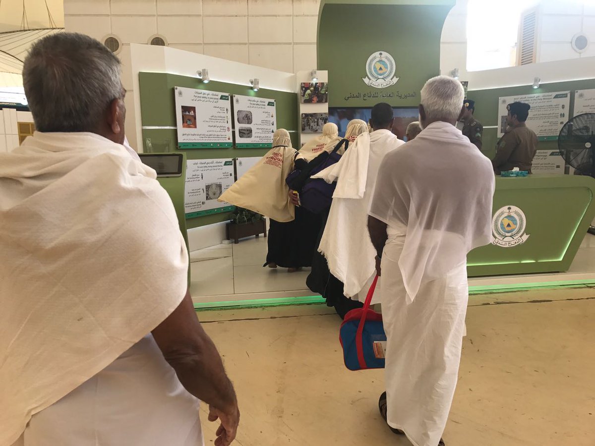 بالصور.. الدفاع المدني يوعي الحجاج بثقافة السلامة في مطار جدة