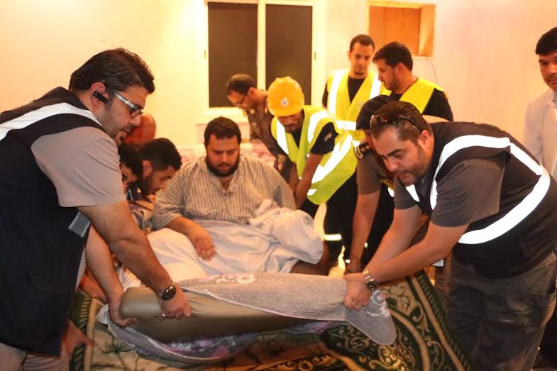 بالصور .. مدني وصحة مكة ينقلان مواطن مصاب بالسمنه