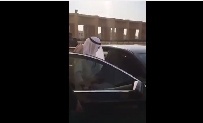بالفيديو.. رئيس البنك الإسلامي للتنمية يرفض ركوب السيارة الرسمية بعد انتهاء عمله