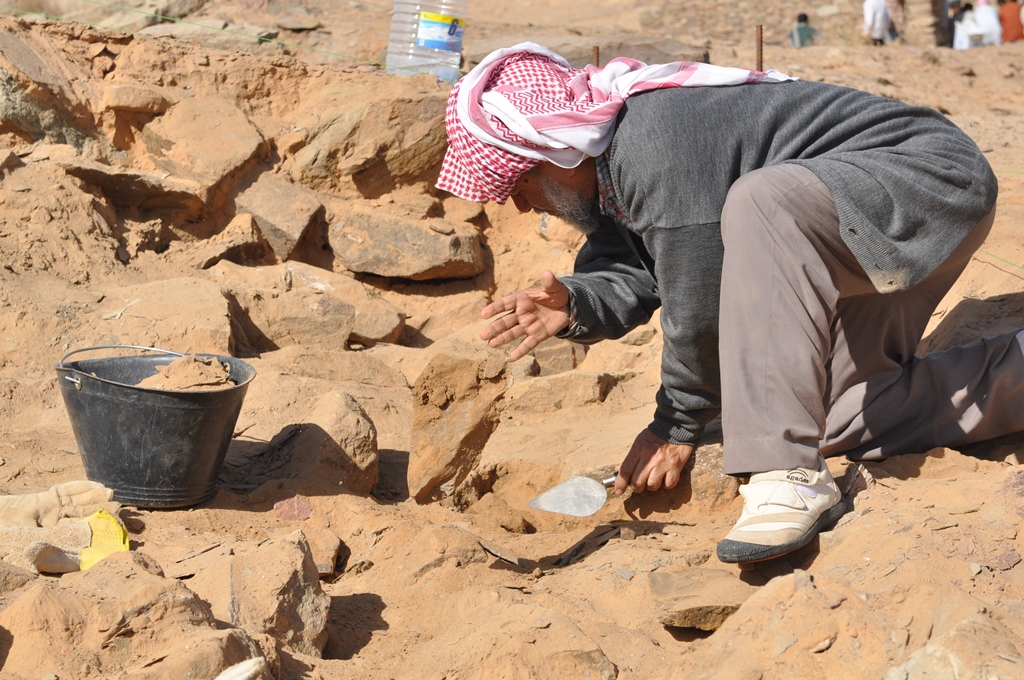 عدته المطرقة والمجرفة والفرشاة.. قصة يوم عمل لمستكشف الآثار