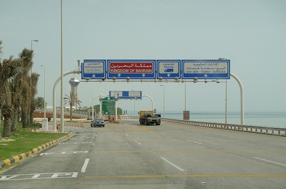 البحرين تمنع سعوديين من السفر بسبب 250 ألف ريال