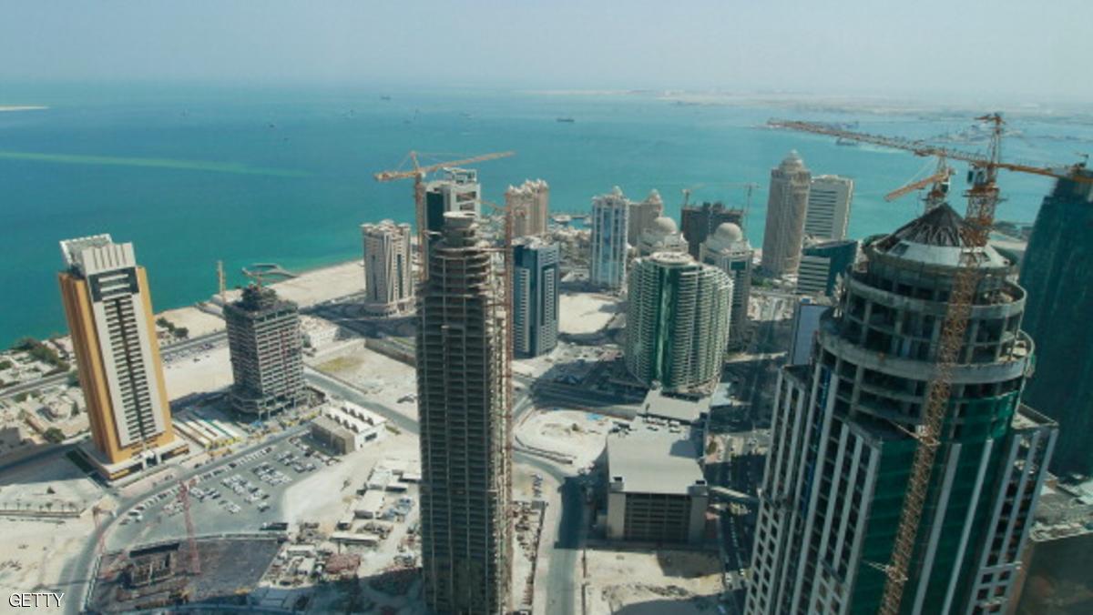 ستاندرد آند بورز تخفض تصنيفها لديون قطر مع تراجع عملتها لأدنى مستوى في 11 عاماً