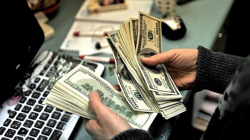 الدولار يتراجع إلى أدنى مستوياته في عامين