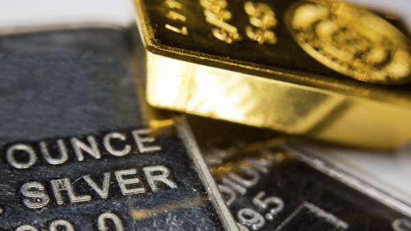 الذهب يتخلى عن مكاسبه متأثراً بصعود الدولار