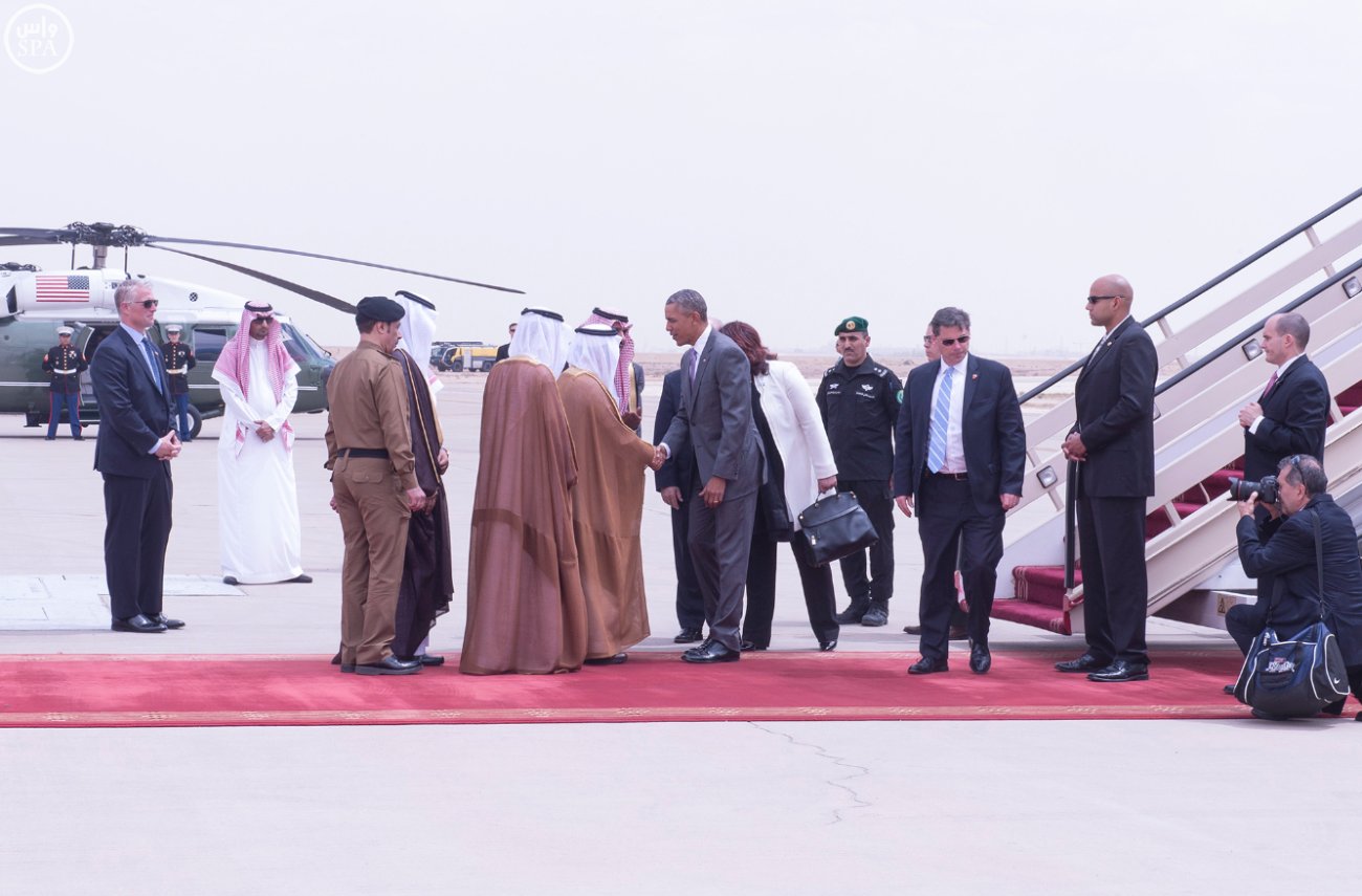 الرئيس الأمريكي يصل الرياض وفيصل بن بندر في مقدمة مستقبليه