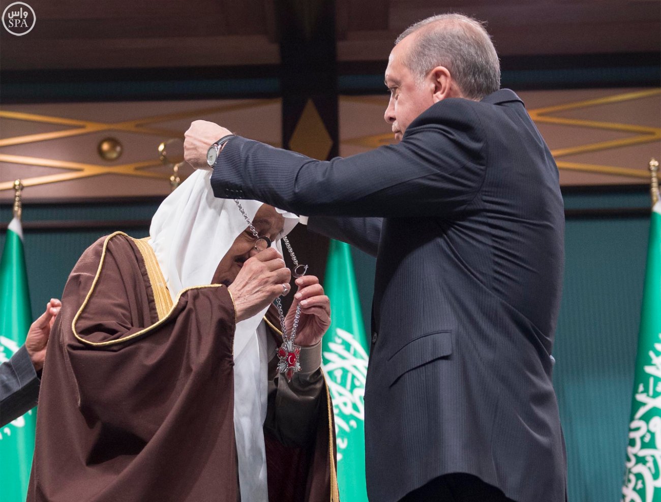 ‫بالصور .. أردوغان يستقبل الملك سلمان ويقلده أعلى وسام في تركيا‬
