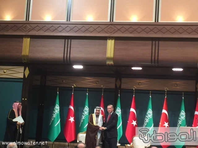 الرئيس التركي يستقبل الملك سلمان في القصر الرئاسي
