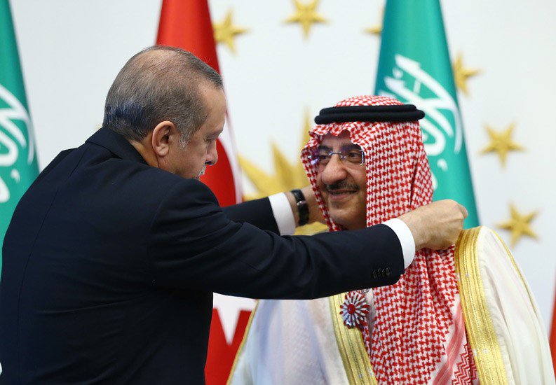 شاهد.. لحظة تقليد أردوغان وسام الجمهورية لـ #ولي_العهد