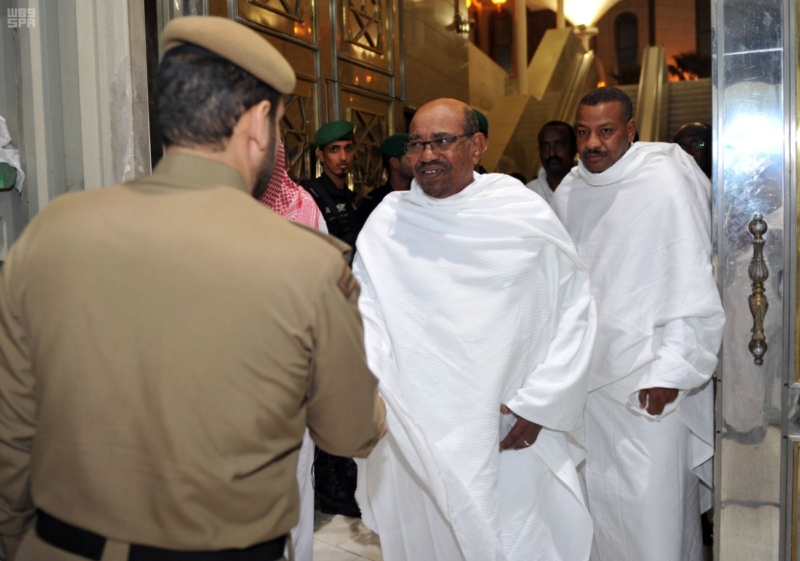 الرئيس السوداني يؤدي مناسك العمرة 4