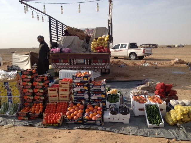 بالصور.. “المواطن” ترصد إقبال المتنزهين على سوق أم رضمة بـ #الشمالية
