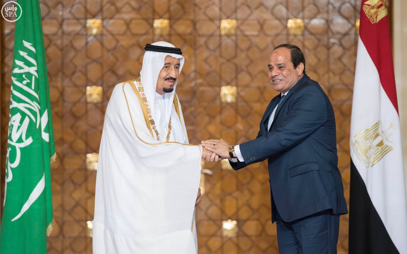 السيسي يقلد الملك سلمان قلادة النيل وبدء القمة السعودية المصرية