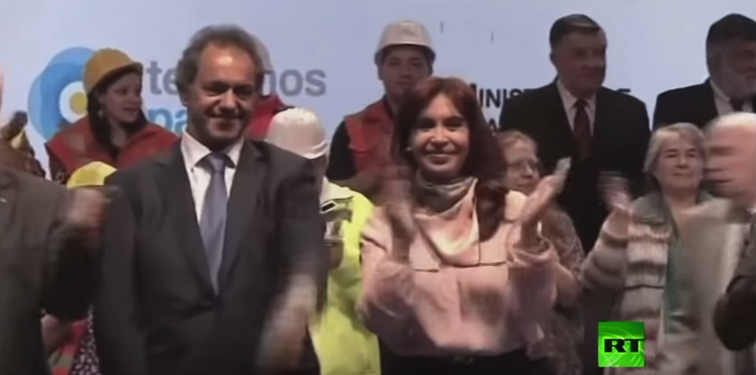 الرئيسة الأرجنتينية ترقص أثناء اجتماع حاشد
