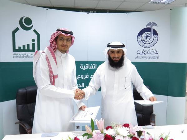 الأمير أحمد بن فهد يوقع اتفاقية لتمويل بناء مقر جمعية إنسان بالدواسر