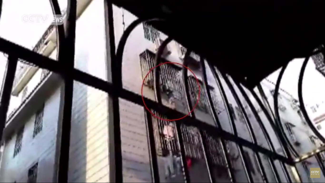 شاهد.. “الرجل العنكبوت” يتسلق 6 طوابق لإنقاذ طفل!