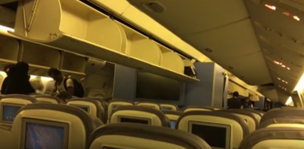 بالفيديو.. مواطن يوثّق معاناة ركاب الرحلة 1048 للخطوط السعودية