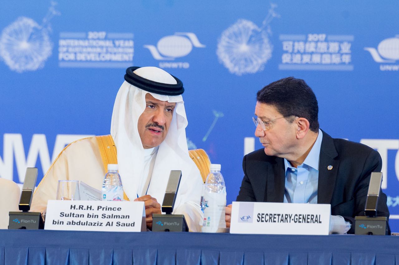 سلطان بن سلمان يكرم أمين منظمة السياحة العالمية في الرياض لإنجازاته