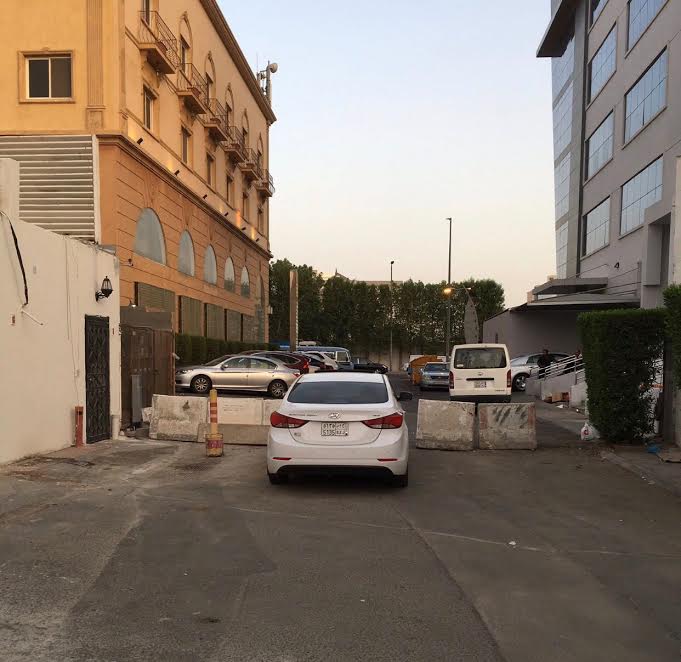 بالصور.. مجهول يغلق شارع بحي الروضة في جدة بـ”صبات”
