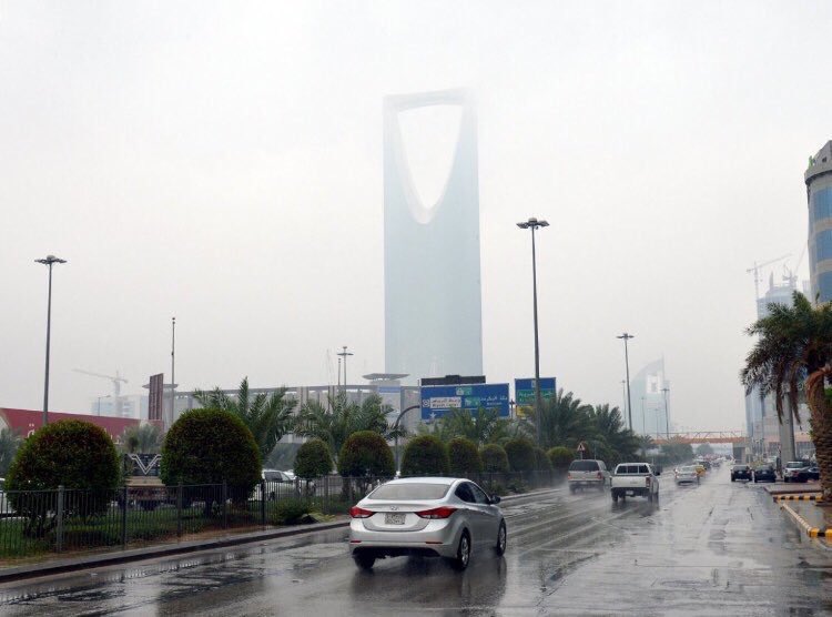 بالصور.. هكذا تبدو #الرياض_الان على وَقْع صوت المطر‎