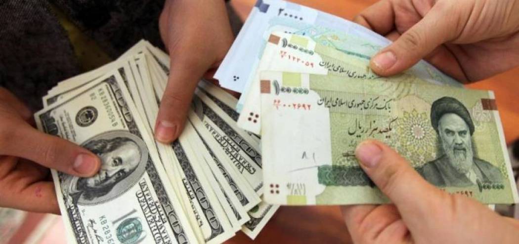 الريال الإيراني يتراجع إلى مستوى قياسي أمام الدولار