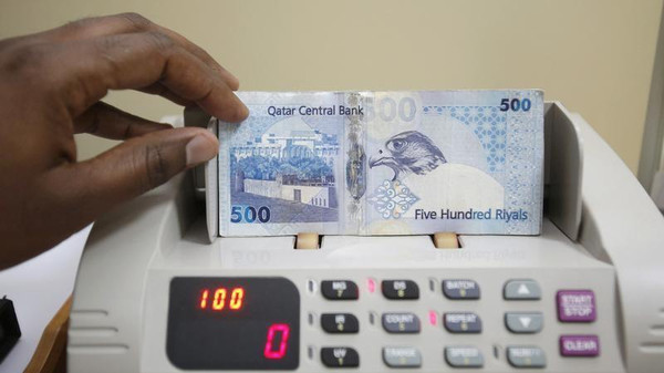 مصارف قطر تحجم عن بيع الدولار وتمارس خدعة للضغط على المستثمرين