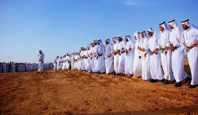أهالي نجران يستقبلون وحدات من الجيش السعودي بـ”الزامل”