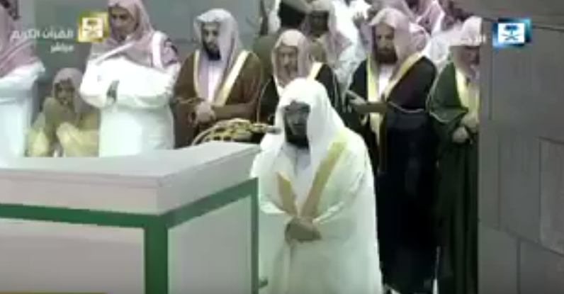 شاهد .. الشيخ السديس والمصلين يبكون في ليلة ختم القرآن