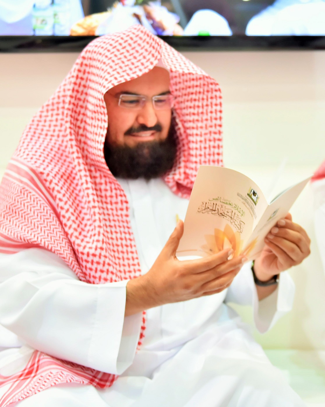 الشيخ السديس يزور معرض الرياض للكتاب ويدون رسالة لجنودنا البواسل